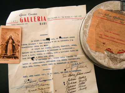 L�attuale proprietario del politeama, Francesco Santalucia, ci mostra delle foto risalenti agli anni 50. In una � immortalato un documento del 1951 in cui si attesta la fine dei lavori e si ricorda come �il giorno 8 febbraio fu inaugurato questo cinema chiamato �Gran Galleria� per la imponenza e la grandiosit� della sua mole�